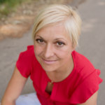 Nina Bilinszki: Mit Buchreihen die Leserschaft in den Bann ziehen